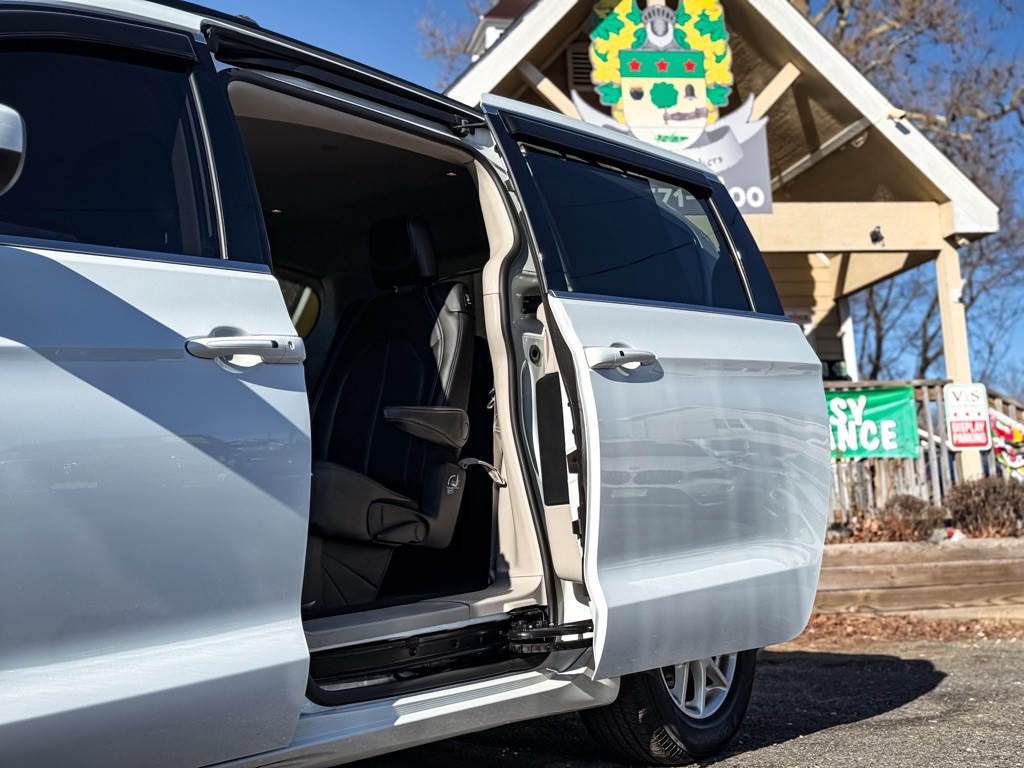 2020 Chrysler Voyager Image 11