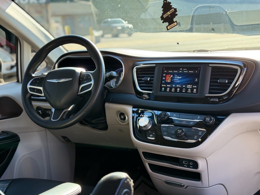 2020 Chrysler Voyager Image 15