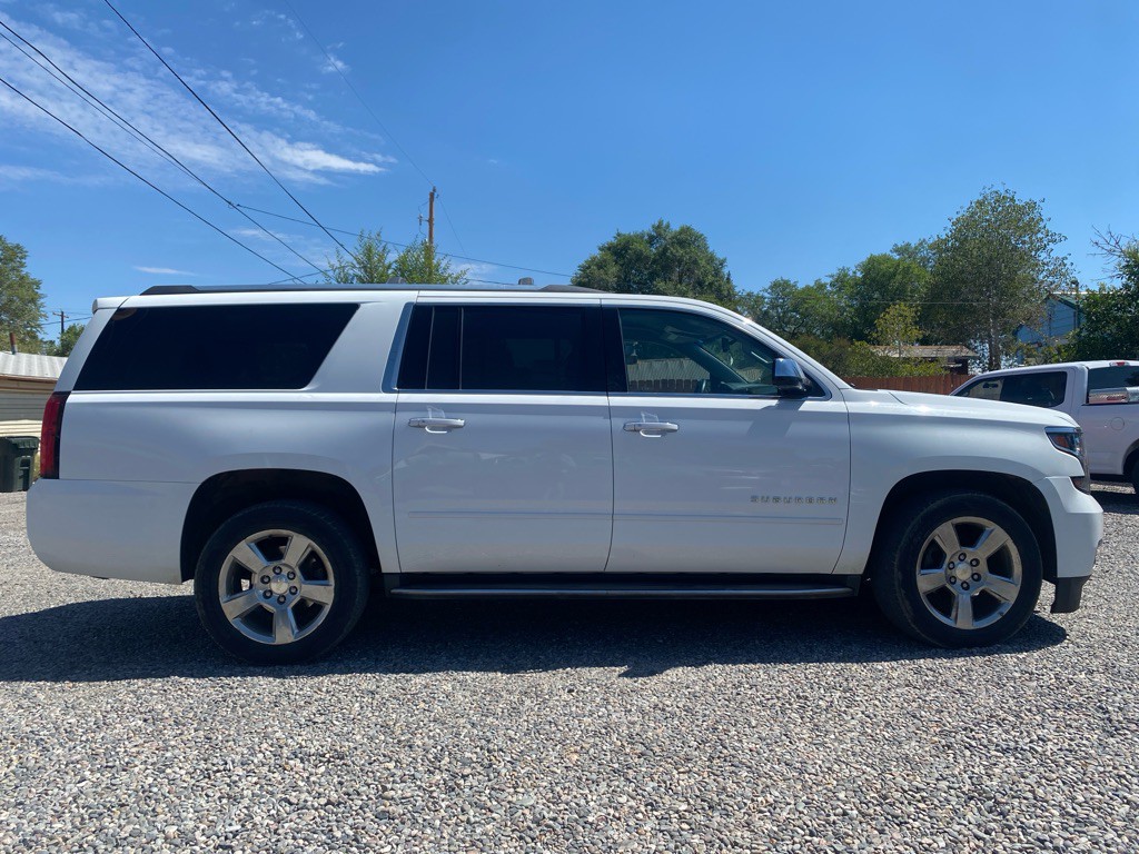 2017 Chevrolet Suburban Image 4