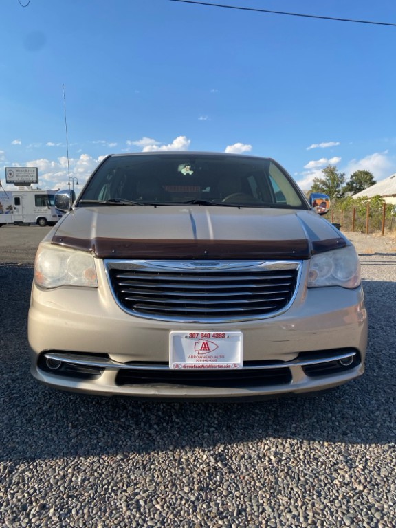 2013 Chrysler Town & Country Image 2