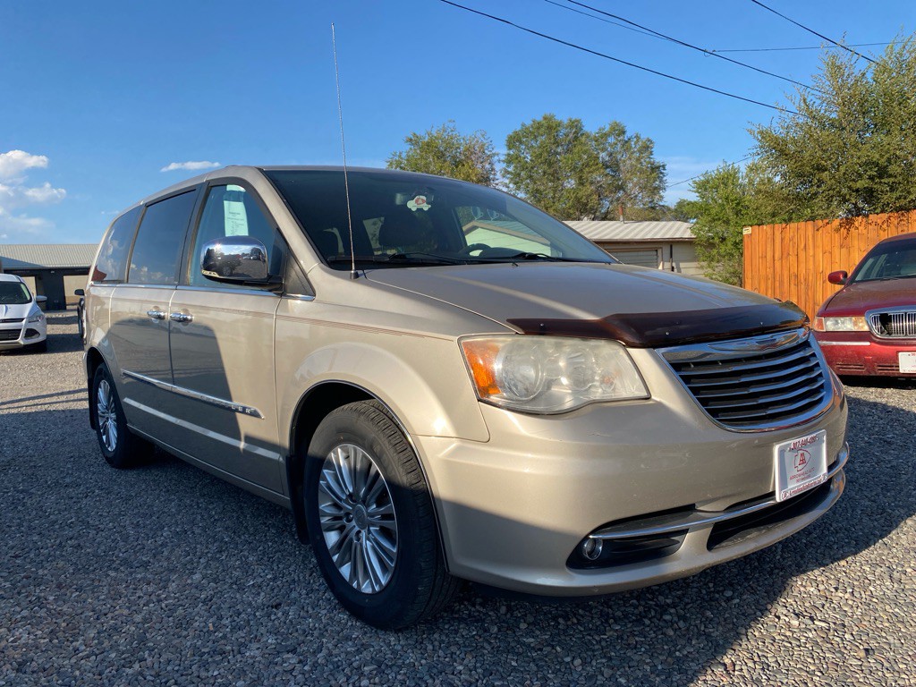 2013 Chrysler Town & Country Image 3