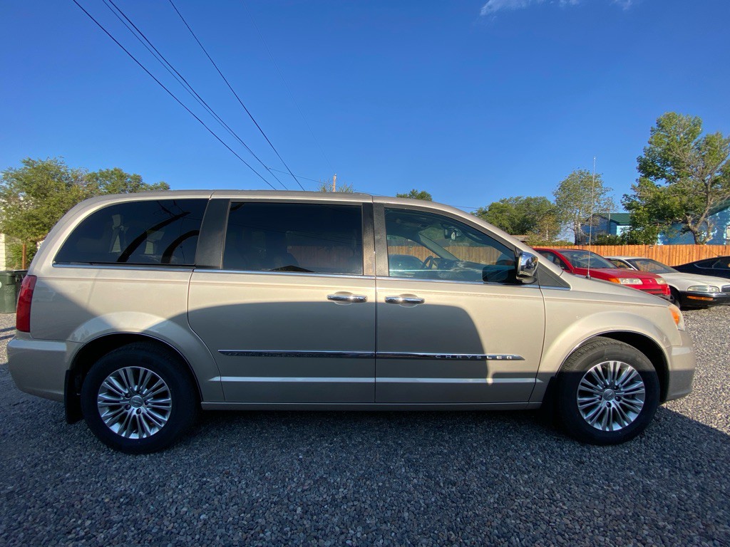 2013 Chrysler Town & Country Image 4