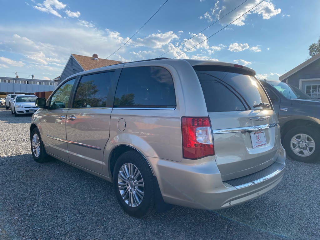 2013 Chrysler Town & Country Image 7