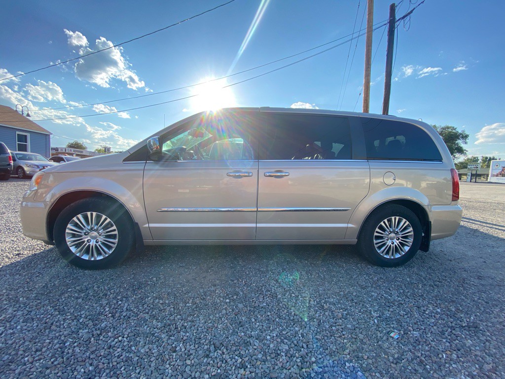 2013 Chrysler Town & Country Image 8