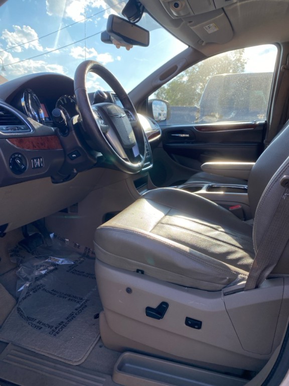 2013 Chrysler Town & Country Image 10