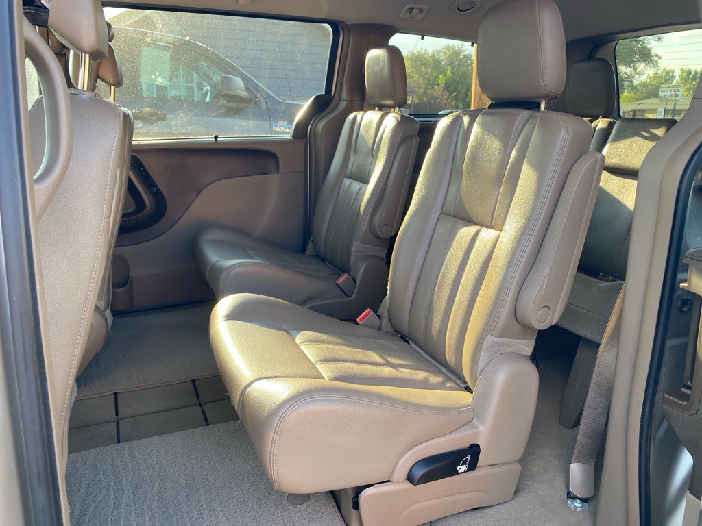 2013 Chrysler Town & Country Image 12