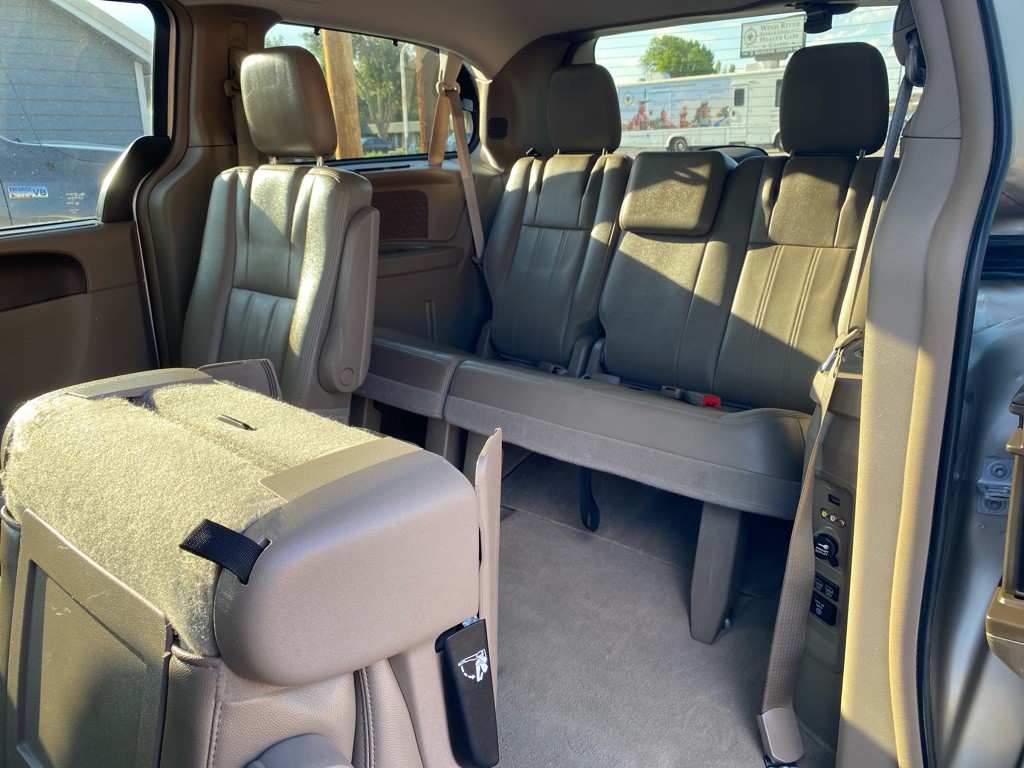 2013 Chrysler Town & Country Image 13