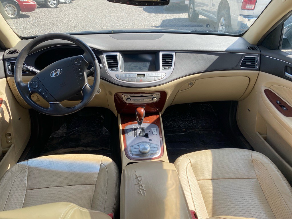 2014 Hyundai Genesis Image 9