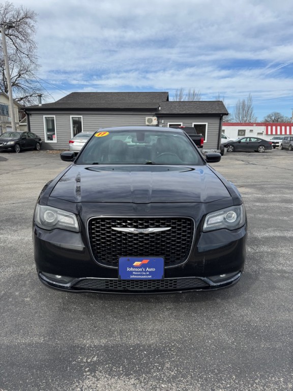 2017 Chrysler 300 Image 2