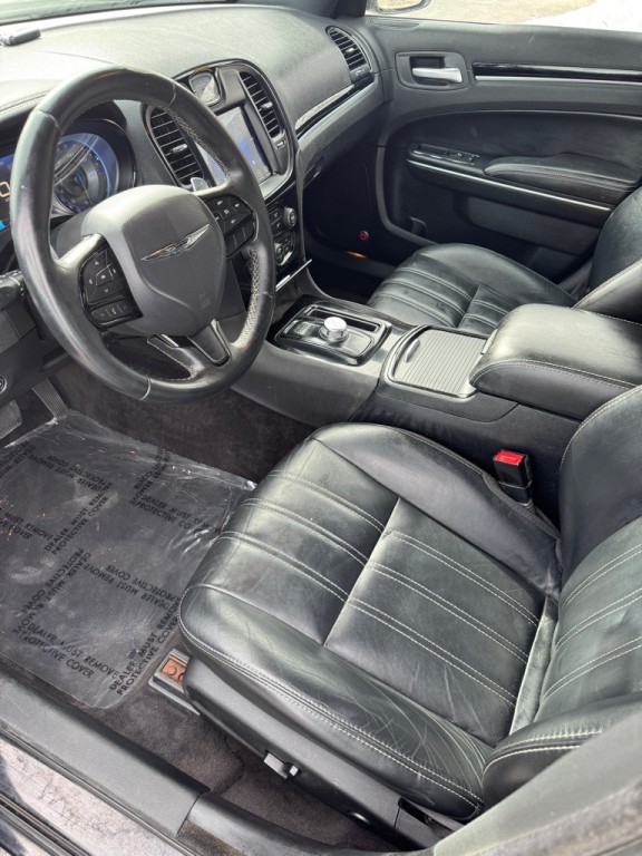 2017 Chrysler 300 Image 8