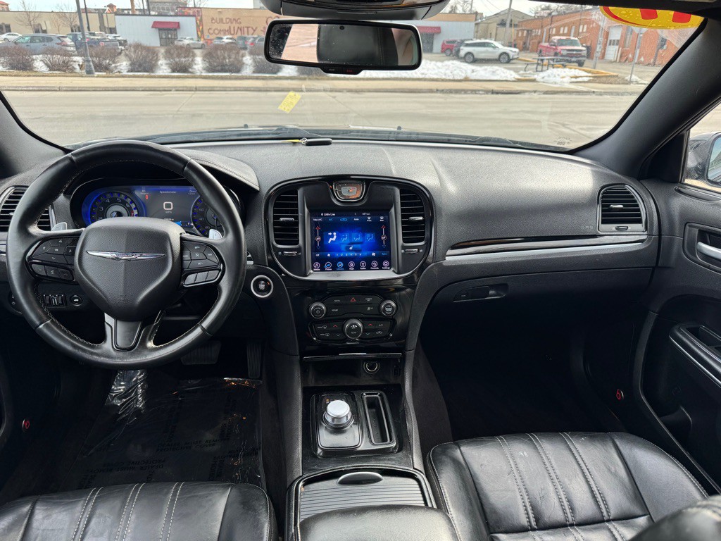 2017 Chrysler 300 Image 9