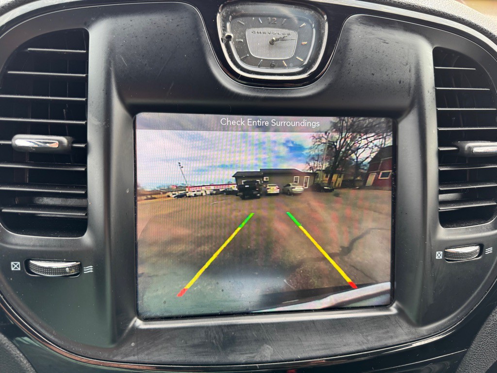 2017 Chrysler 300 Image 13