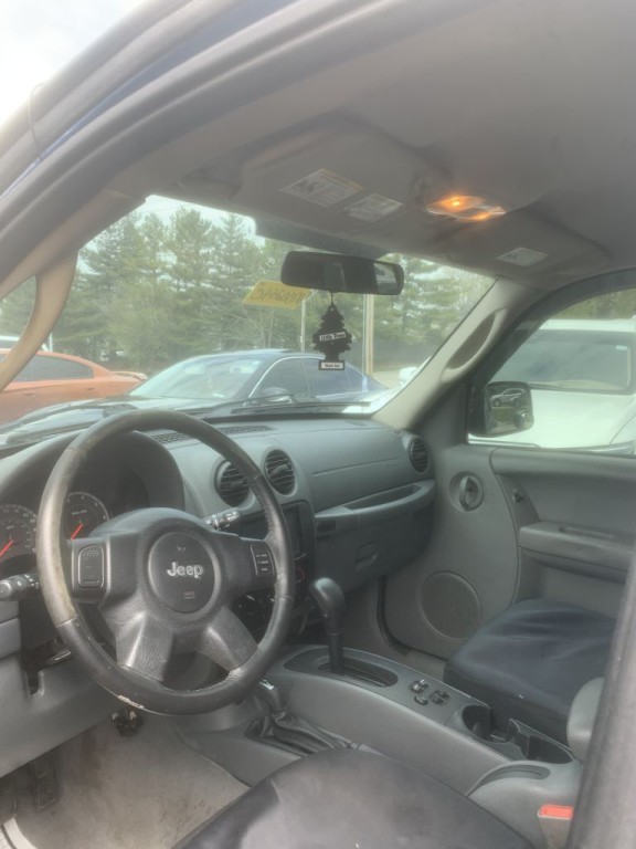 2006 Jeep Liberty Image 2