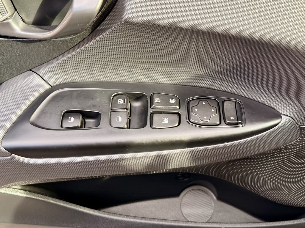 2020 Hyundai Veloster Image 20