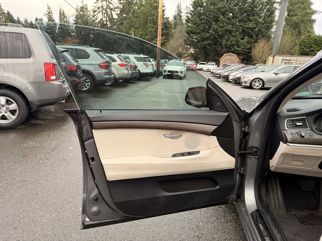 2011 BMW 5 Series Image 25