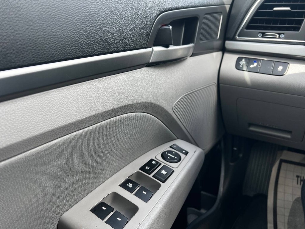 2017 Hyundai Elantra Image 16