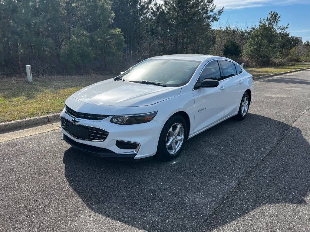 2017 Chevrolet Malibu Image 2