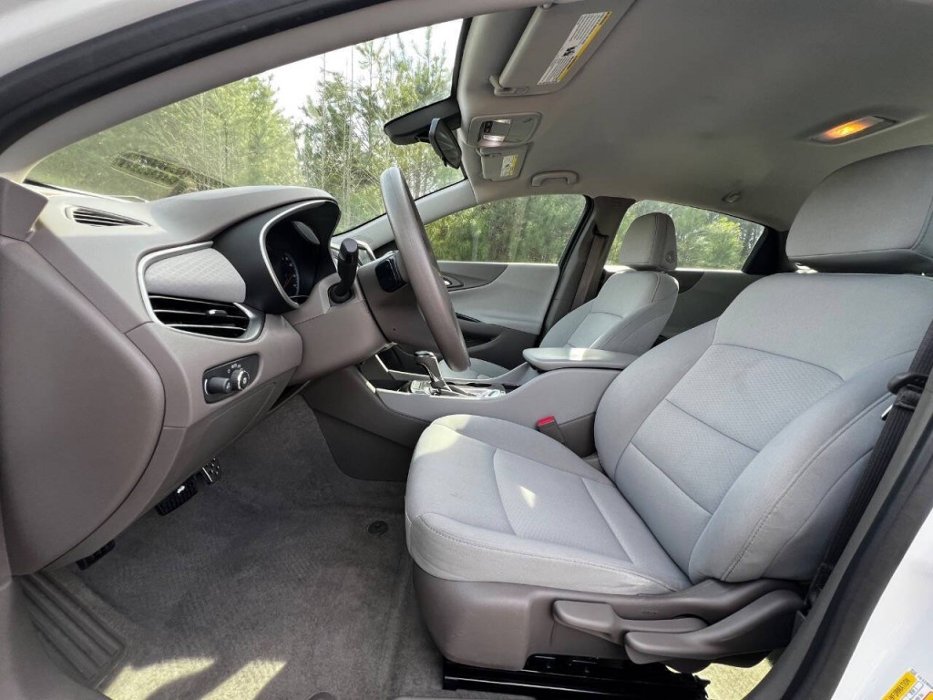 2017 Chevrolet Malibu Image 8