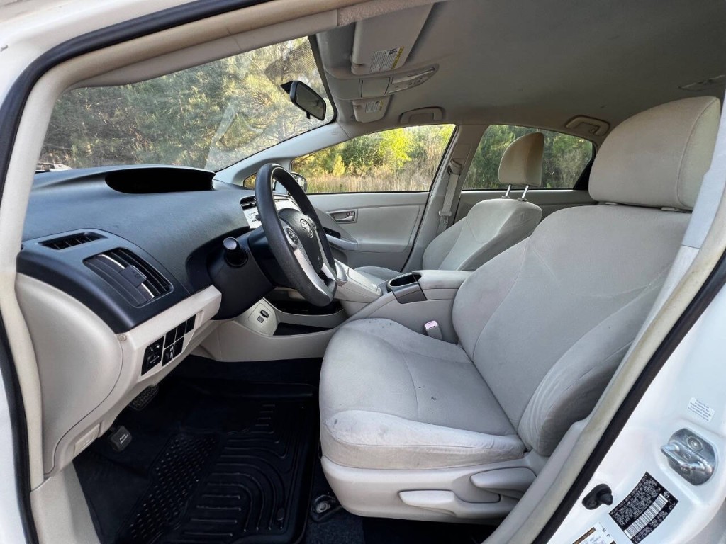 2013 Toyota Prius Image 10