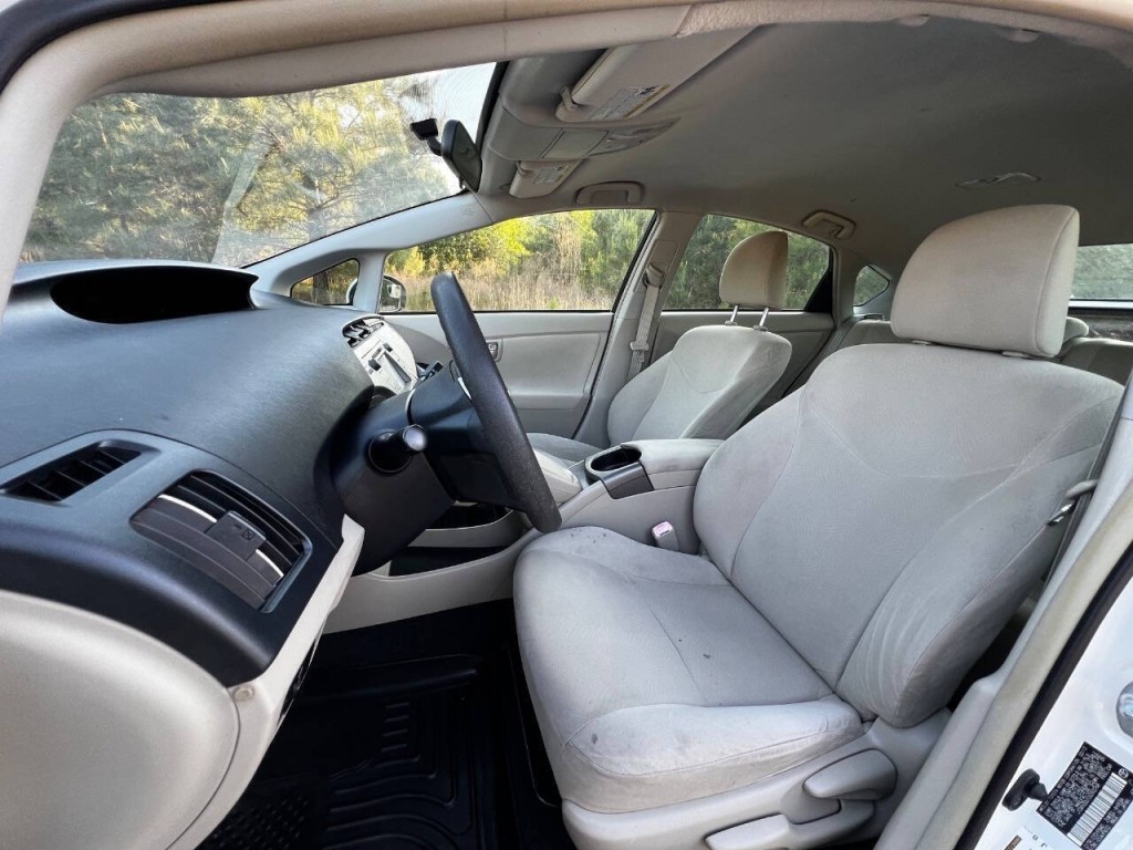 2013 Toyota Prius Image 11