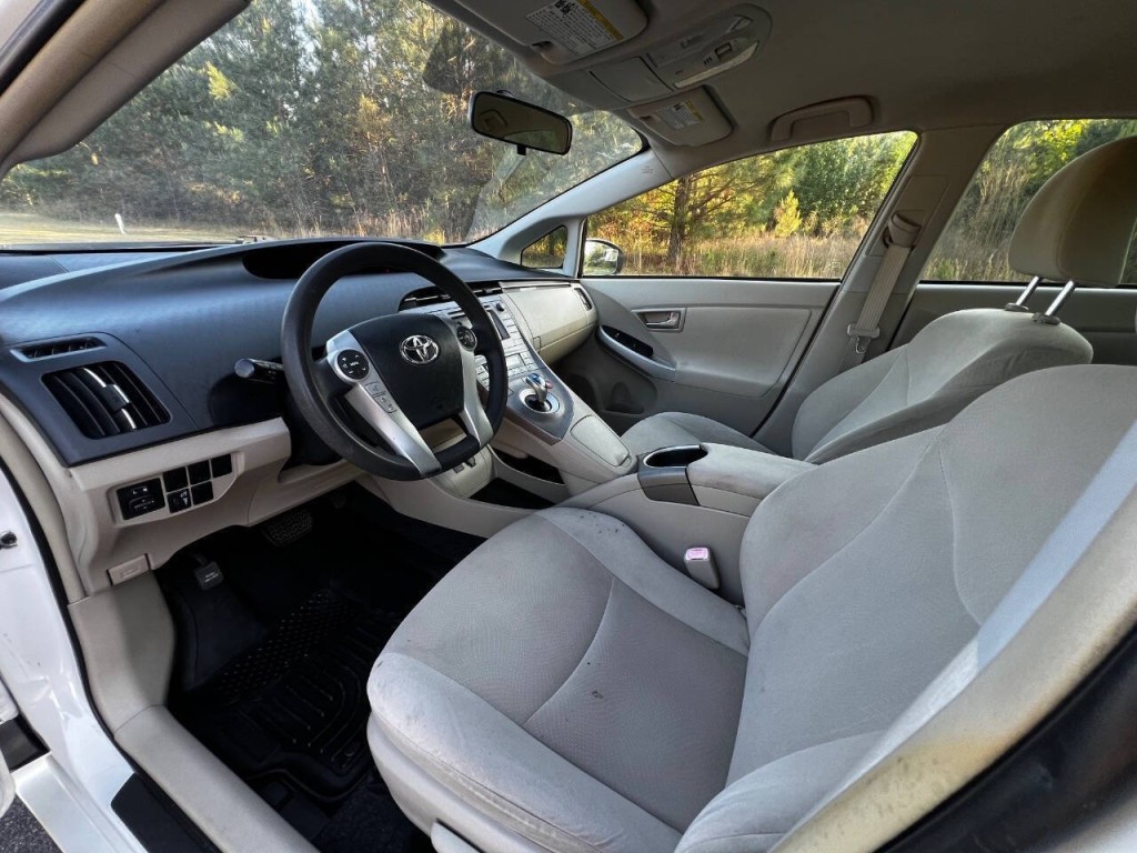 2013 Toyota Prius Image 12