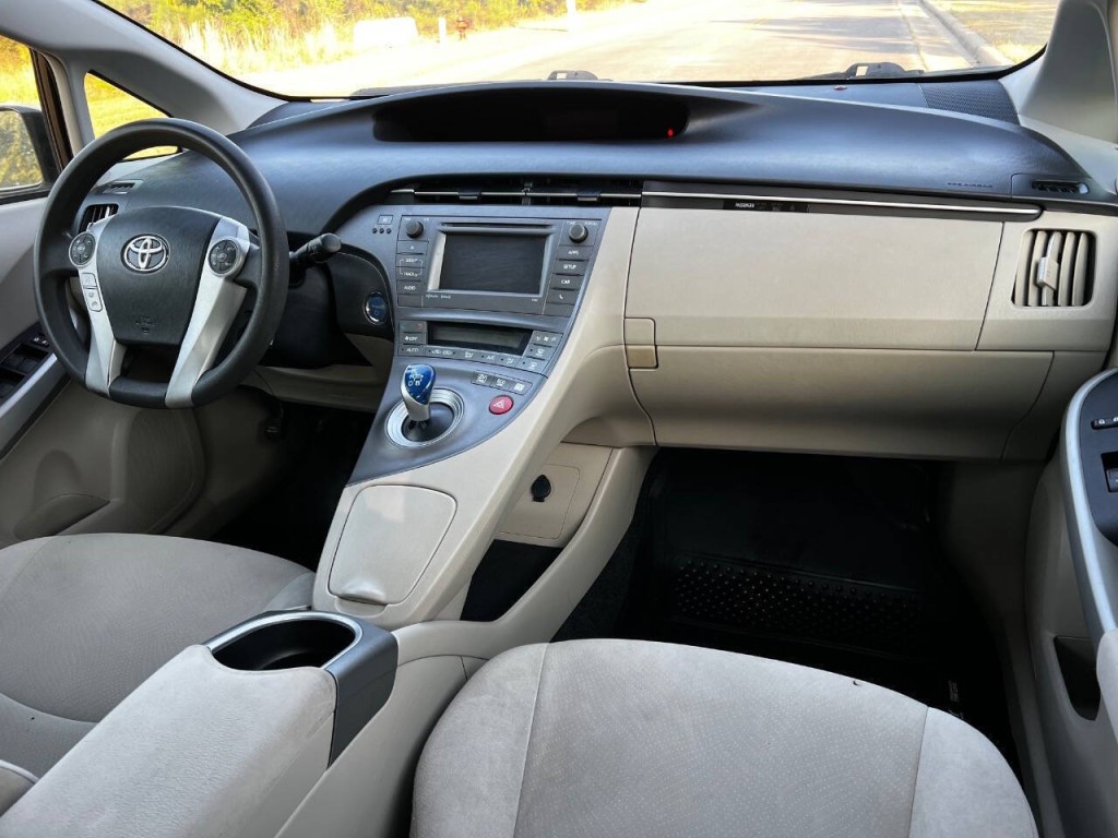 2013 Toyota Prius Image 15