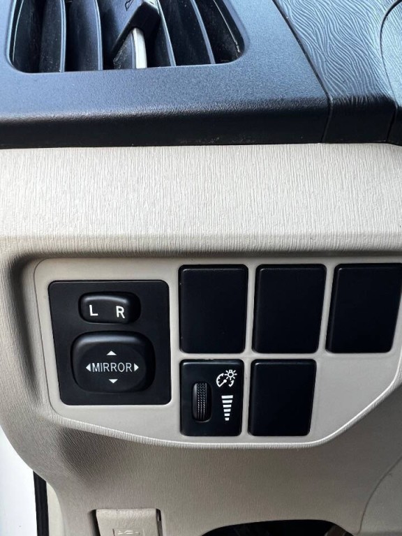 2013 Toyota Prius Image 21