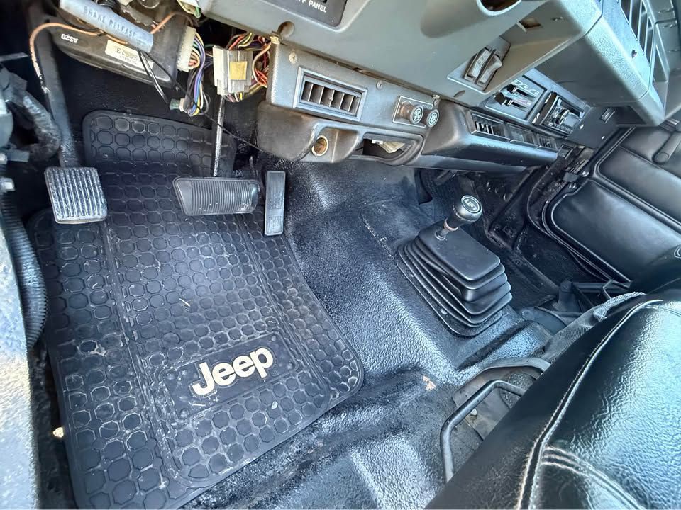 1993 Jeep Wrangler Image 6
