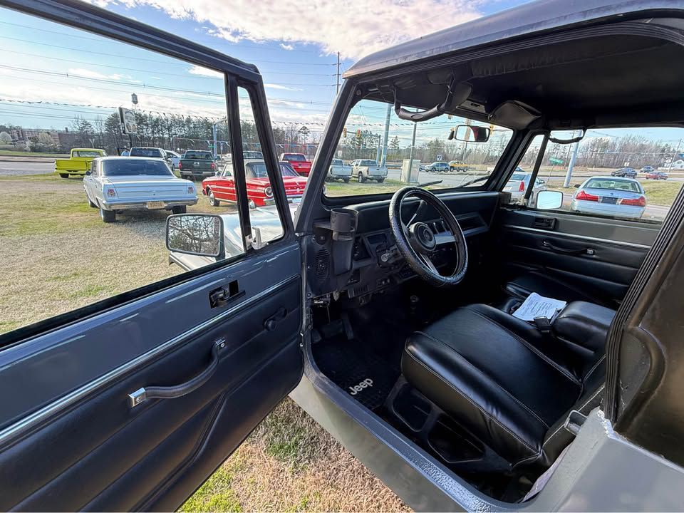 1993 Jeep Wrangler Image 10