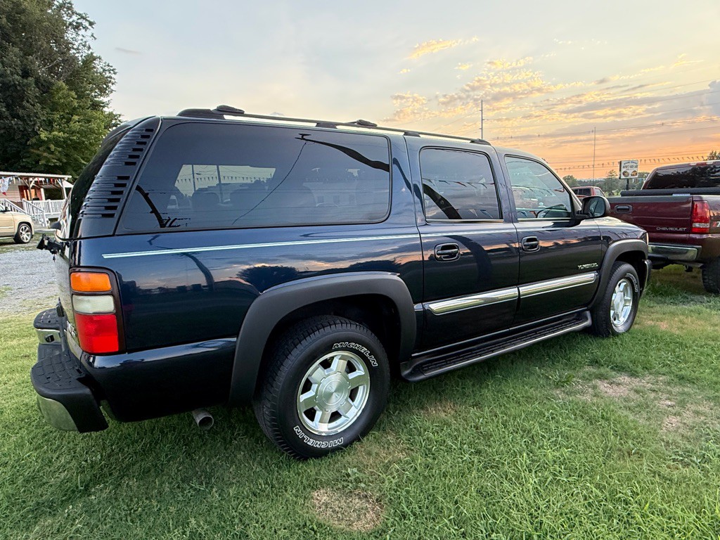 2004 GMC Yukon Image 2