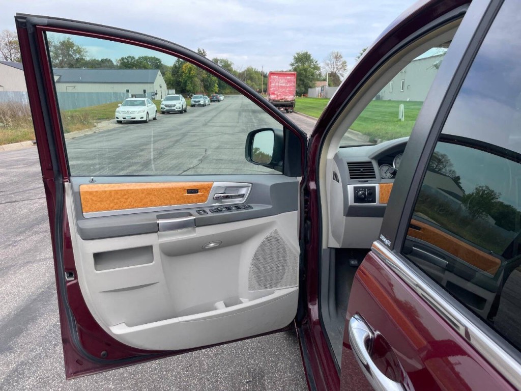 2008 Chrysler Town & Country Image 22