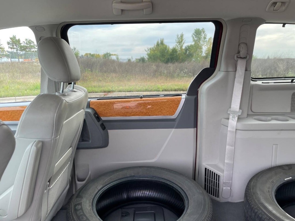 2008 Chrysler Town & Country Image 24