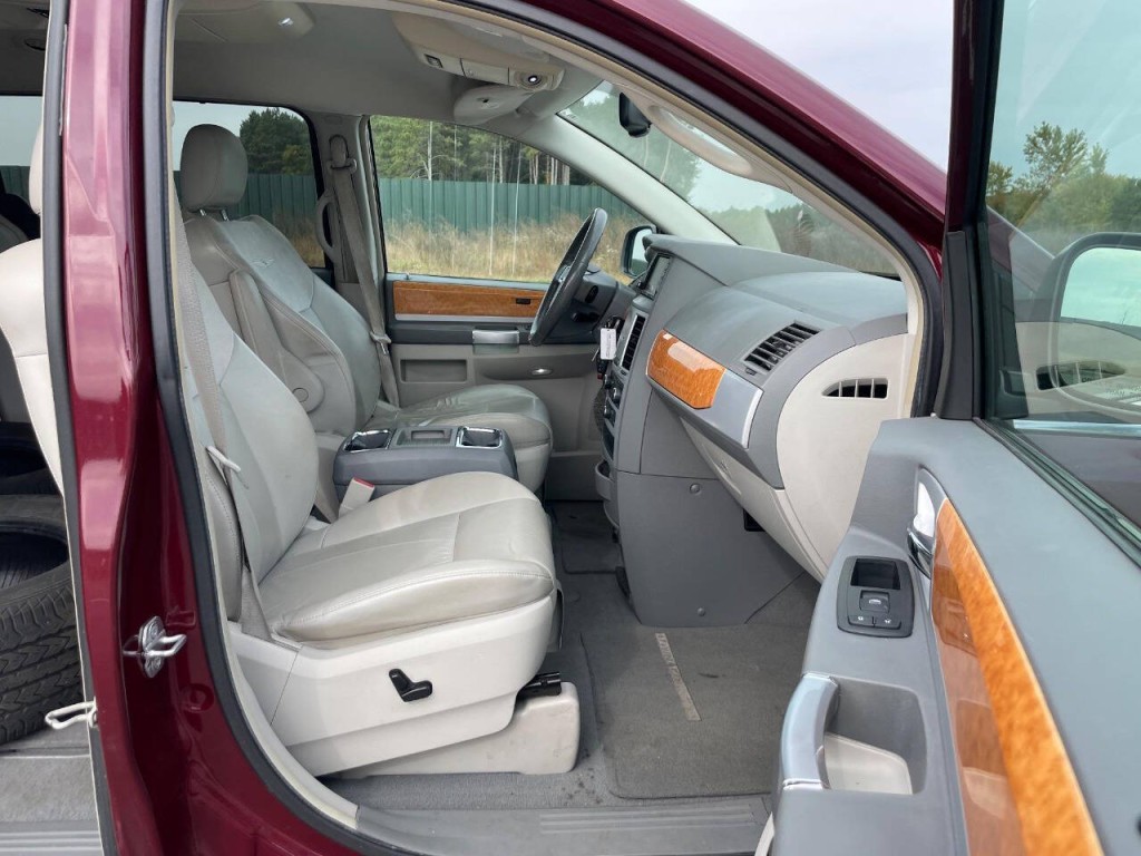 2008 Chrysler Town & Country Image 29