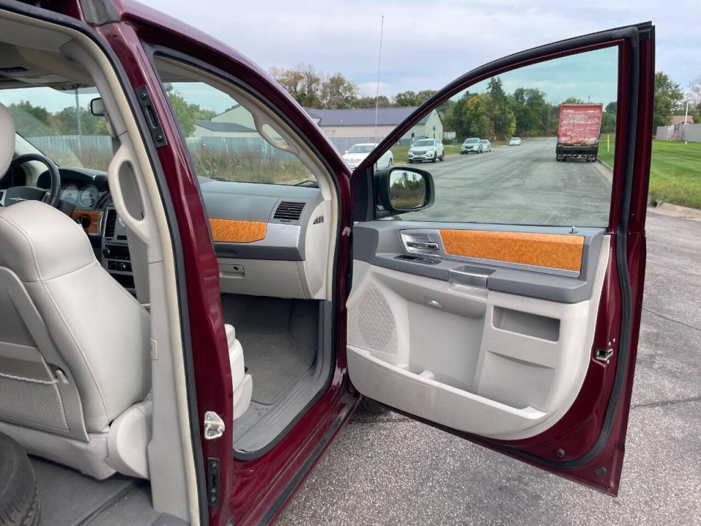 2008 Chrysler Town & Country Image 30