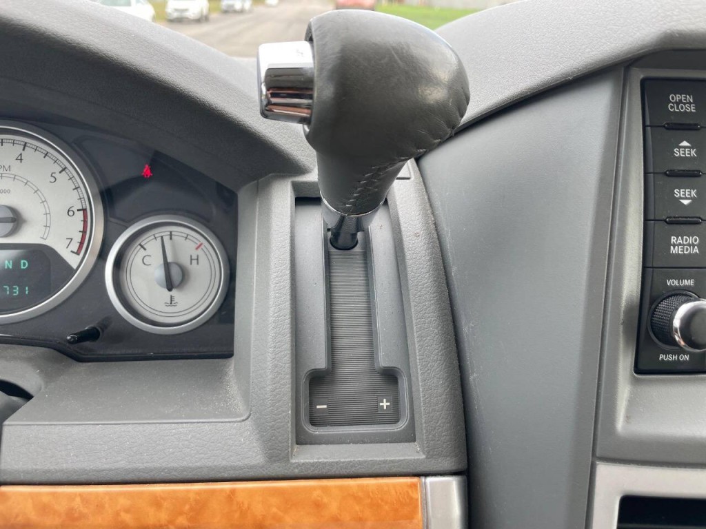 2008 Chrysler Town & Country Image 38