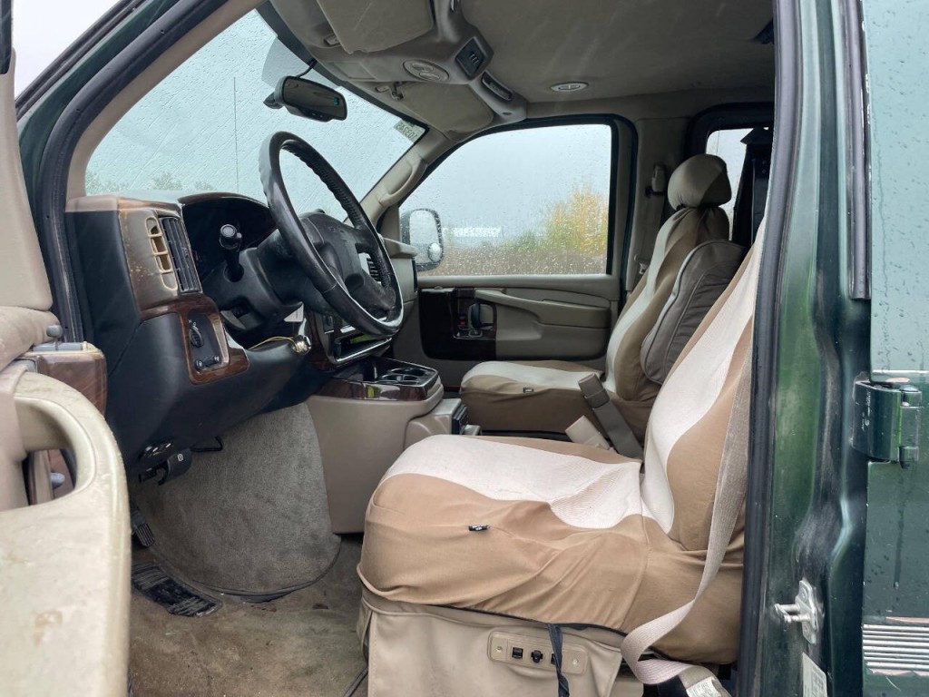 2004 GMC Savana Image 24