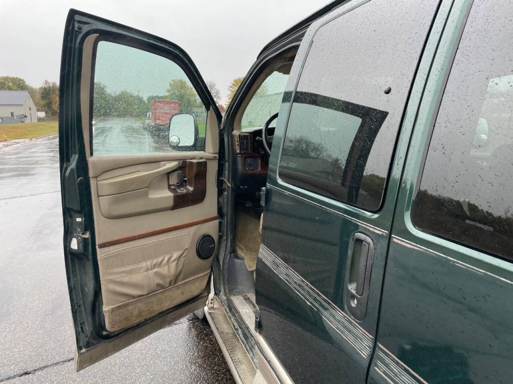 2004 GMC Savana Image 25