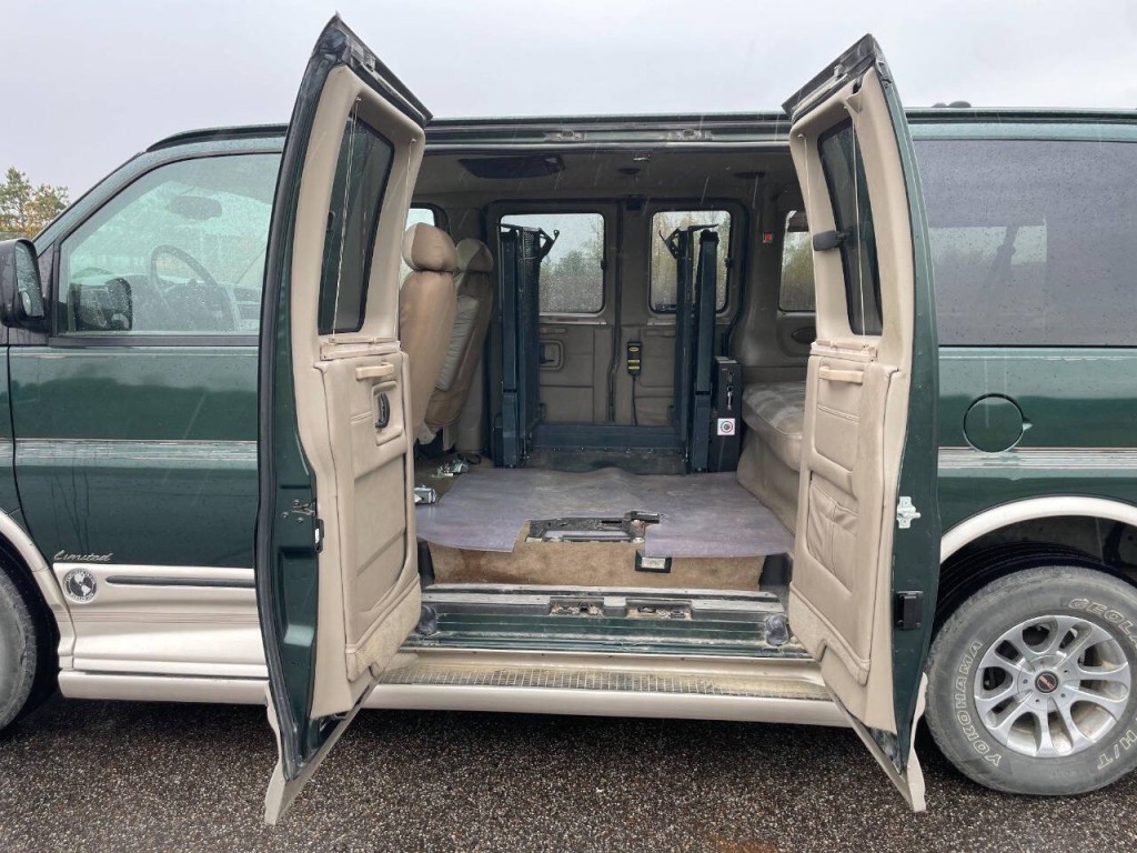 2004 GMC Savana Image 26