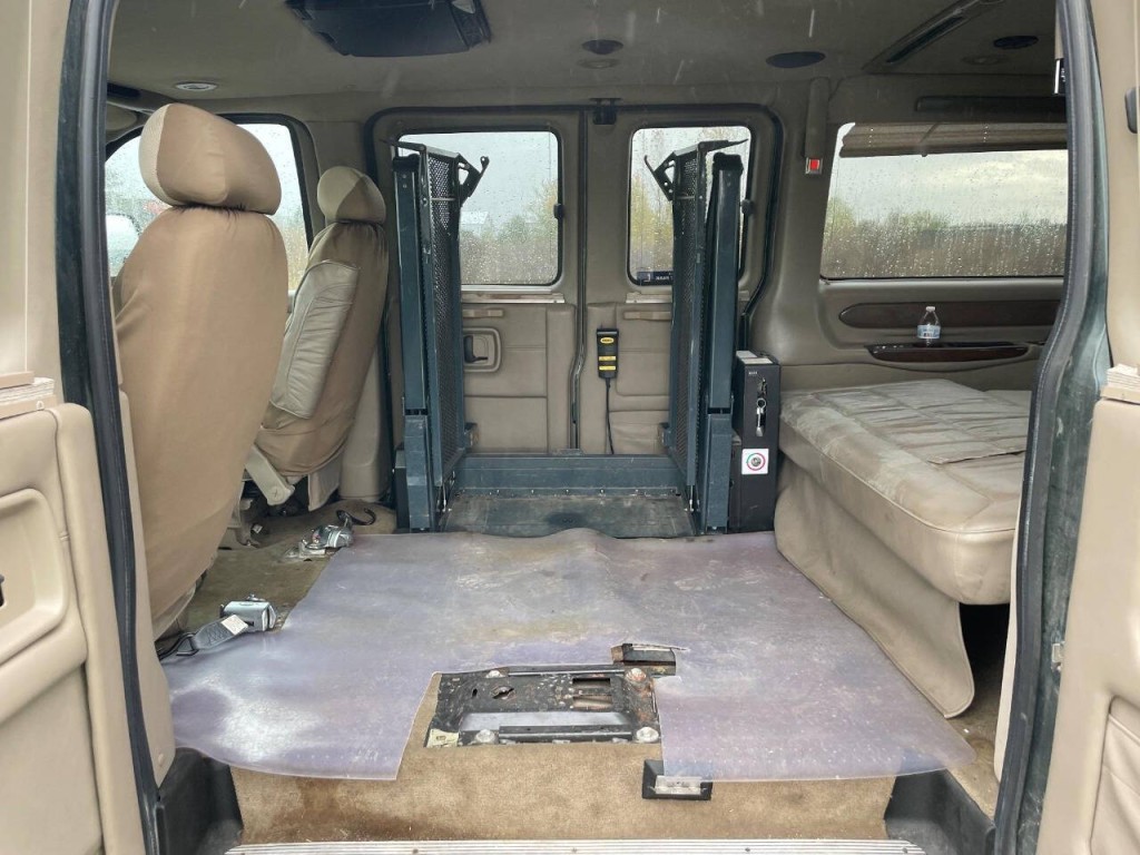 2004 GMC Savana Image 27