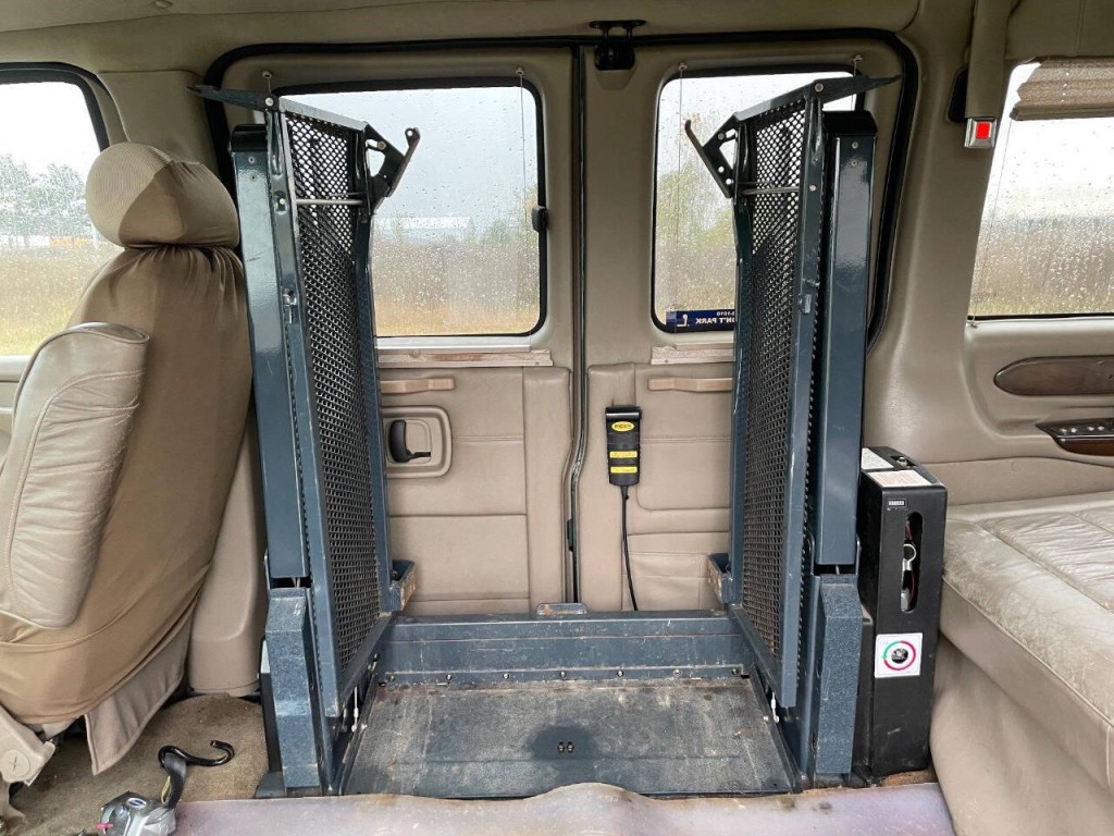 2004 GMC Savana Image 28