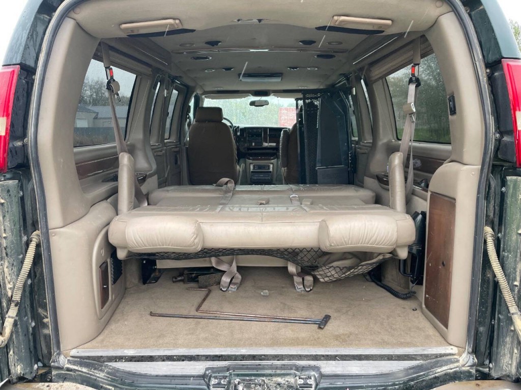 2004 GMC Savana Image 30