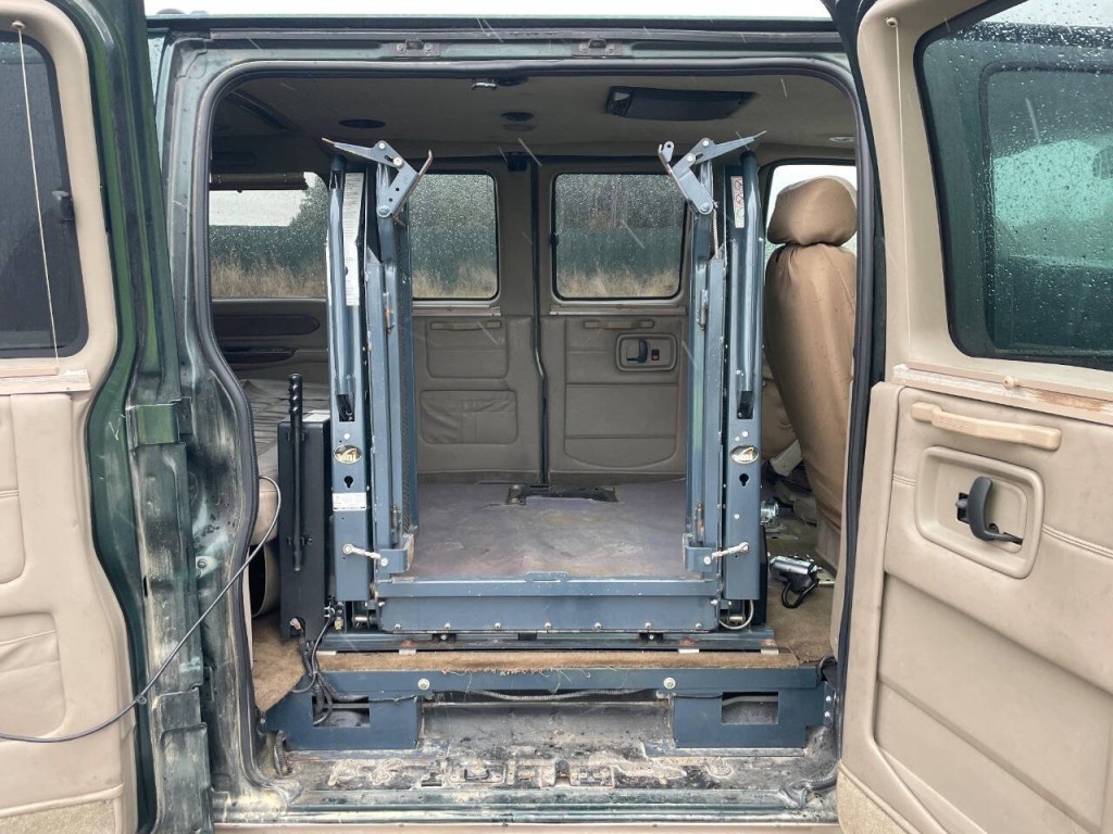 2004 GMC Savana Image 31