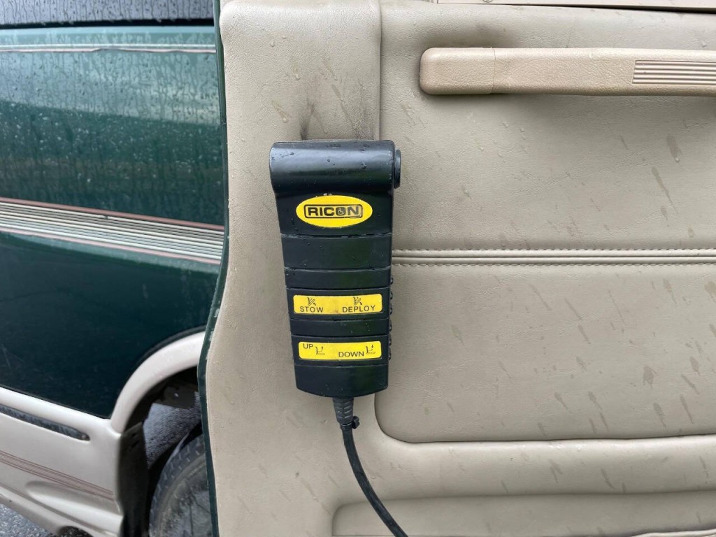 2004 GMC Savana Image 32