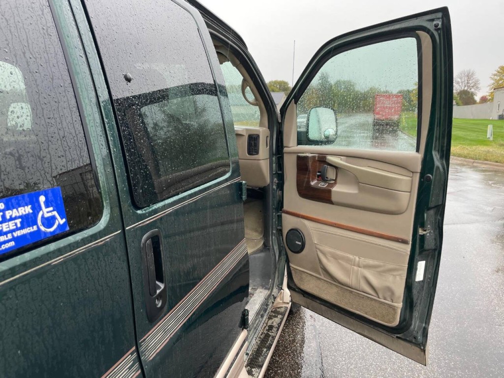 2004 GMC Savana Image 34