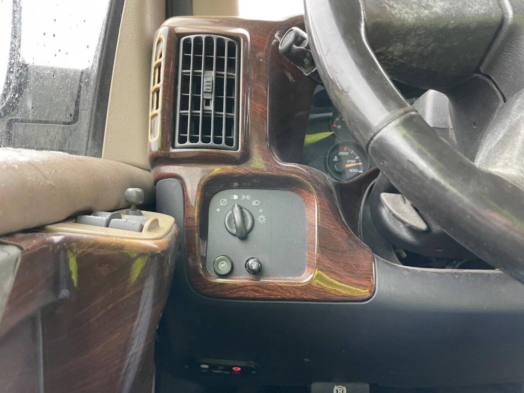 2004 GMC Savana Image 38