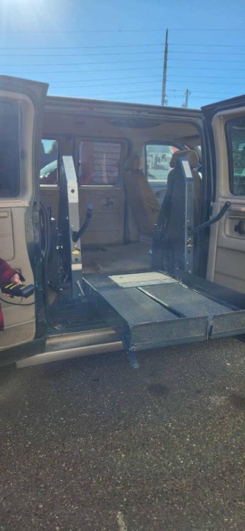 2004 GMC Savana Image 49