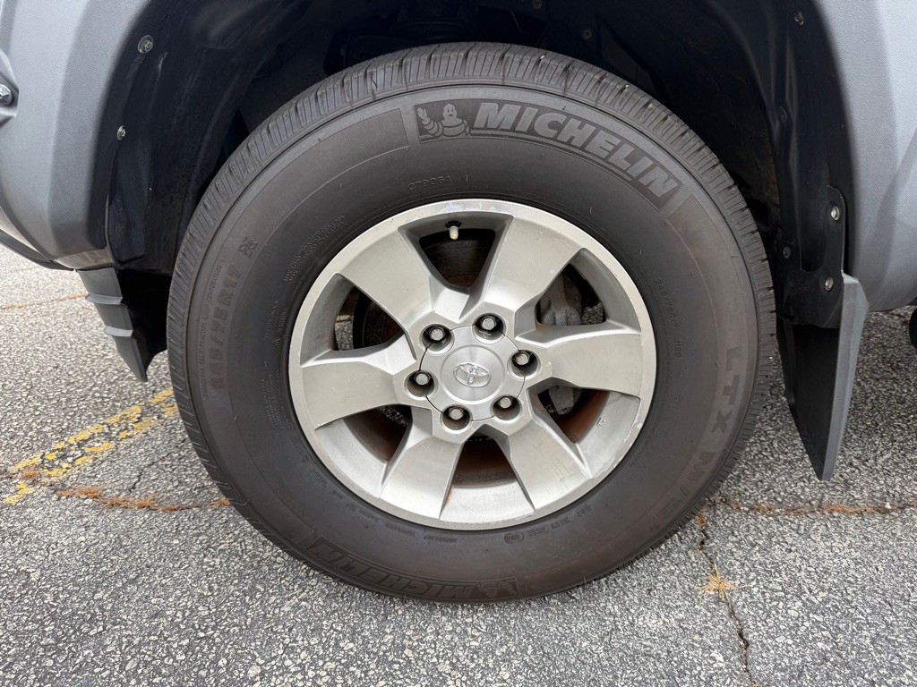 2017 Toyota Tacoma Image 17