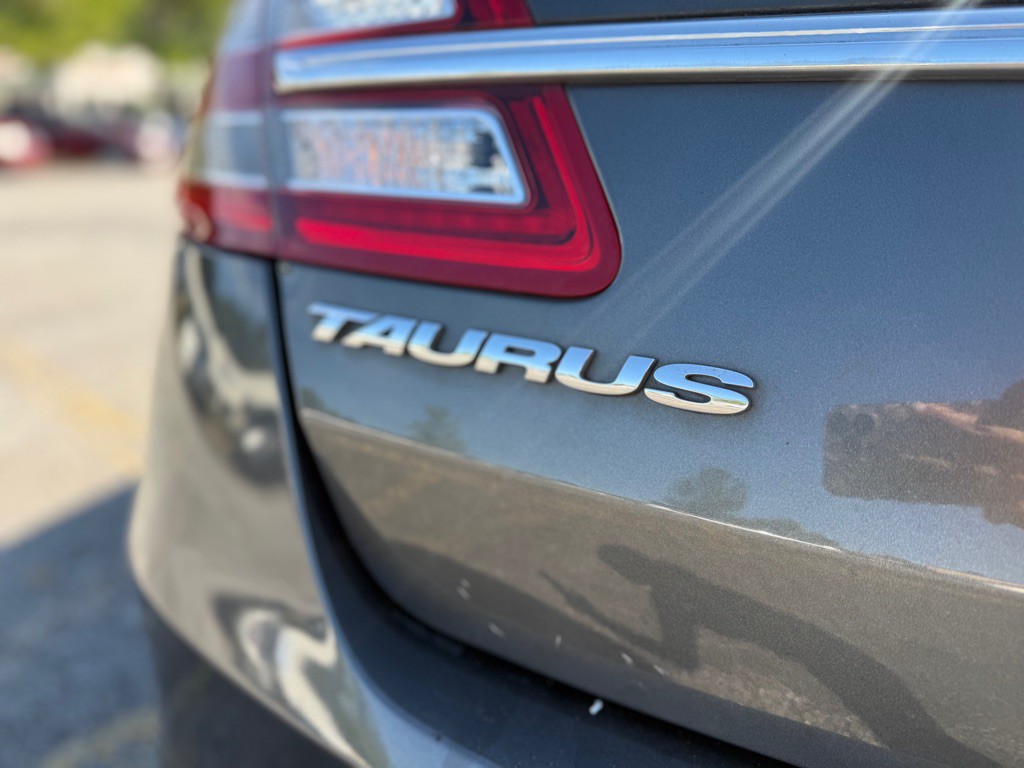 2017 Ford Taurus Image 19