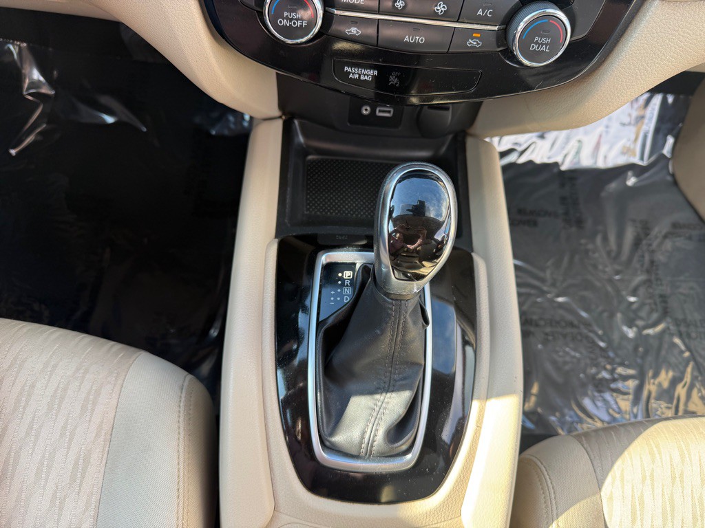 2019 Nissan Rogue Image 16