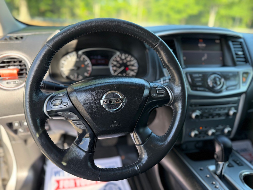 2017 Nissan Pathfinder Image 16